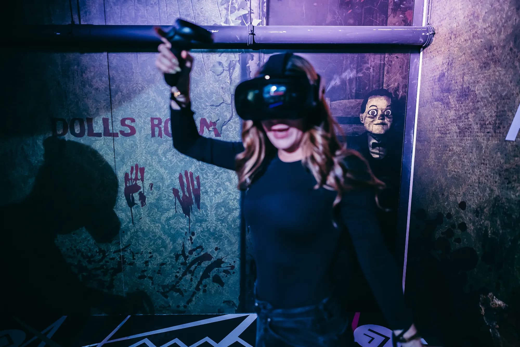 Speler met VR-headset in The Dolls Room bij A'DAM VR