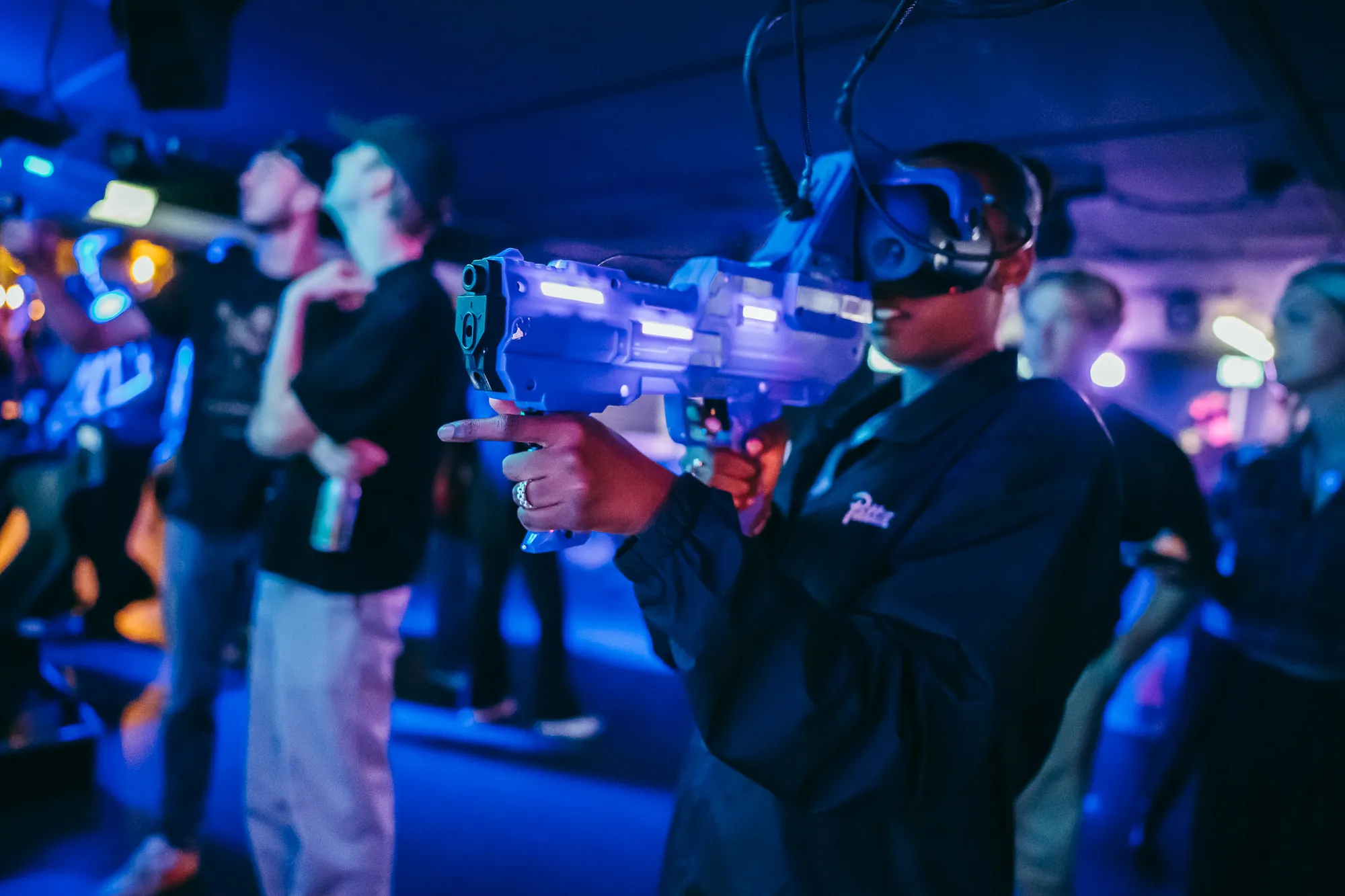 Groep speelt samen met VR-headsets