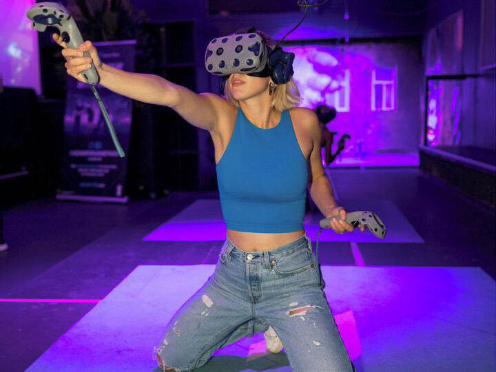 A'DAM VR REVOLVR 3 Strike a Pose