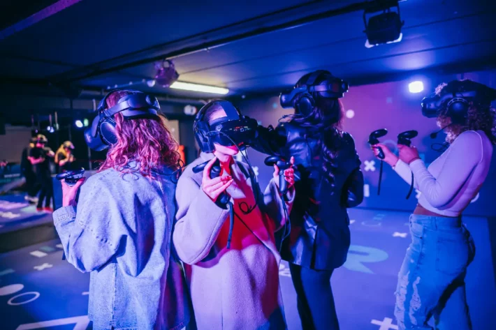 ONVERGETELIJK VR VRIJGEZELLENFEEST Grootste VR Game Park van Europa samenwerken